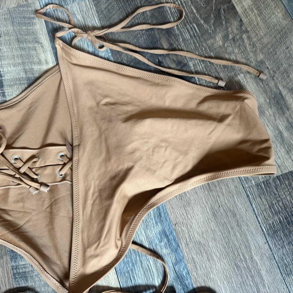 SKIMS chic tan